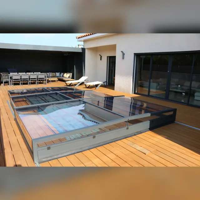 Velsa Flat low pool enclosure